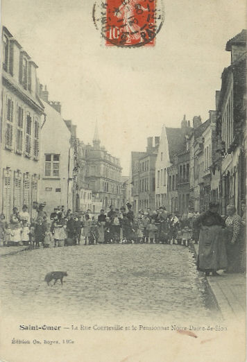Cette rue doit son nom au comte de Courteville qui y avait un hôtel particulier. On peut aperçevoir dans le fond le lycée Notre Dame De Sion.